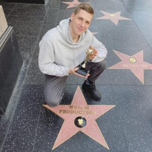 Aleksandr Zhuravlyov Instagram - 1 000 000 подписчиков!! 🤩
Долго мы к этому шли, конечно)

Когда в конце 2017-го я решил делать канал и ушёл с Оспорте ТВ - была полная неизвестность. Было страшно. 
Но 4,5 года работы, 709 роликов, по 2-3 видео стабильно каждую неделю, вообще без пропусков и куча реализованных идей помогли сделать канал, который смотрит сотни тысяч зрителей каждую неделю!

Были разные периоды: взрывного роста, стагнации, восстановления. Но мы никогда не останавливались! И всегда искали новые темы и форманты. 
В итоге из 20-метровой студии на окраине Москвы, что я снимал за 500 рублей в час, где записывался 1 раз в неделю на камеру, что купил на Авито за 8 т.р, мы выросли в настоящий продакшн, который производит сотни роликов в год для себя и для заказчиков. 

МЯЧ production сегодня - это 17 человек, которые ежедневно готовят классный контент для разных соцсетей, во многих из них мы или лидеры или одни из лидеров в футбольном сегменте. 

Думаю, в течение 2 недель сделаем ролик на канале, в котором подробно расскажем о пути к 1 млн., там и вспомним все сложности и главные события. 

Спасибо всем, кто рядом!
Горжусь! ✊🏼

И спасибо всем, кто смотрит и комментирует - вы помогаете нам становиться лучше!

PS Напишите, что вам больше всего запомнилось на МЯЧ продакшн за это время!) 
#мячproduction