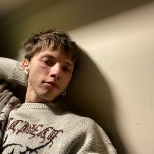 Aleksey Kuzmin Instagram - Этому парню сегодня 27 😬
(Он счастлив)