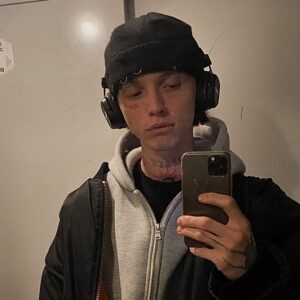 Aleksey Kuzmin Instagram - Это я в лифте сфотографировался в зеркало,а ты чего хорошего успел сделать в новом году?