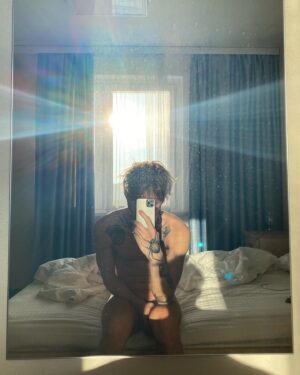 Aleksey Kuzmin Instagram - Бросил курить 🚬
Потолстел (наконец то)
Фоткаюсь в зеркало 
Как будто опять начали нравится танцы
Скоро музыку буду новую показывать)