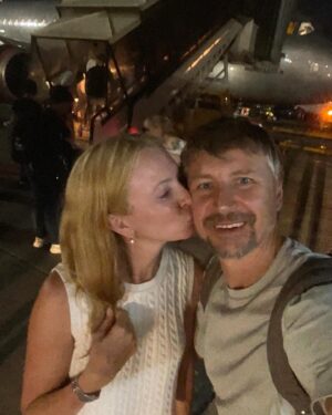 Aleksey Yagudin Instagram - После премьеры спектакля #неслужебныйроман отрываемся и обратно в Сочи 
Спасибо, любимая, @tatianatotmyanina , что прилетела и поддержала!!! Ну а мы обратно на юг, завтра и до 11 августа шоу @averbukhofficial «вместе и навсегда»!!! Ждем вас! ЛД «Айсберг» Сириус!!! Начало спектаклей в 19:00
Билеты на @averbukh_iceshow  @icetickets