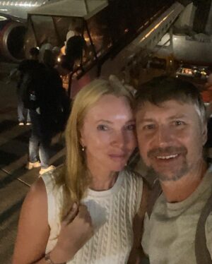 Aleksey Yagudin Instagram - После премьеры спектакля #неслужебныйроман отрываемся и обратно в Сочи 
Спасибо, любимая, @tatianatotmyanina , что прилетела и поддержала!!! Ну а мы обратно на юг, завтра и до 11 августа шоу @averbukhofficial «вместе и навсегда»!!! Ждем вас! ЛД «Айсберг» Сириус!!! Начало спектаклей в 19:00
Билеты на @averbukh_iceshow  @icetickets