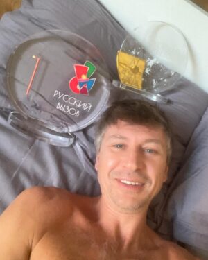 Aleksey Yagudin Instagram - С добрым утром 🤪🤪🤪 Желаю хорошего дня всем любителям фигурного катания 😂😂😂 а в каких там числах «Русский Вызов 2025» ?#русскийвызов
