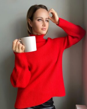Alena Kolomina Instagram - В такую погоду даже радуешься незапланированному выходному, перенос смены из-за погоды❄️☃️🌨️, но, как говорится, у природы нет плохой погоды. Теплый чай, уютный и такой радостный свитер от @sweateramillion ❤️, книжка, а может с ребятишками в кино на сказку съездим… а какие у Вас планы в это снежное воскресенье? Или у Вас оно не снежное?
