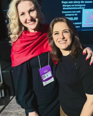 Alessandra Maestrini Instagram - O mês de junho foi pra lá de especial, daí 😜

Nossa @alessandramaestrini foi a mestre de cerimônias da @inventum2024: A maior feira de ciência, tecnologia e inovação do Estado do Paraná! E pra fechar o mês com chave de ouro, participou do @entreelaspb, o maior evento de liderança para mulheres da região! Que demais é poder revisitar essa cidade que tem sempre tanto carinho pra dar (e histórias boas pra contar!).

Até logo, Pato Branco!! 🦢❣️ 

📸 @decogedeon l @roseamorimamorim

#alessandramaestrini #patobranco #bozena #inventum2024 #entreelas