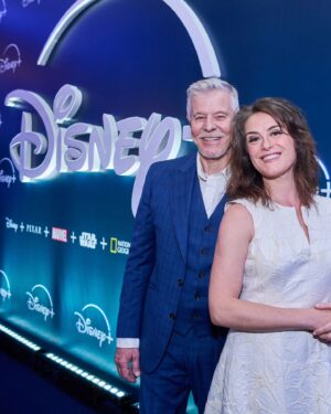 Alessandra Maestrini Instagram - #TBT dessa celebração incrível da @disneyplusbr, marcando o início de uma nova era no streaming, que está repleto de novidades e produções ✨ brasileiras ✨! Dentre elas, o nosso tão amado, sonhado e aguardaaado seriado “O Som e a Sílaba”, inspirado no espetáculo @osomeasilaba de @miguelfalabellareal. Vem aí, e vem logo logo!

#osomeasilaba #alessandramaestrini #miguelfalabella #disneyplusbr #disneyplus