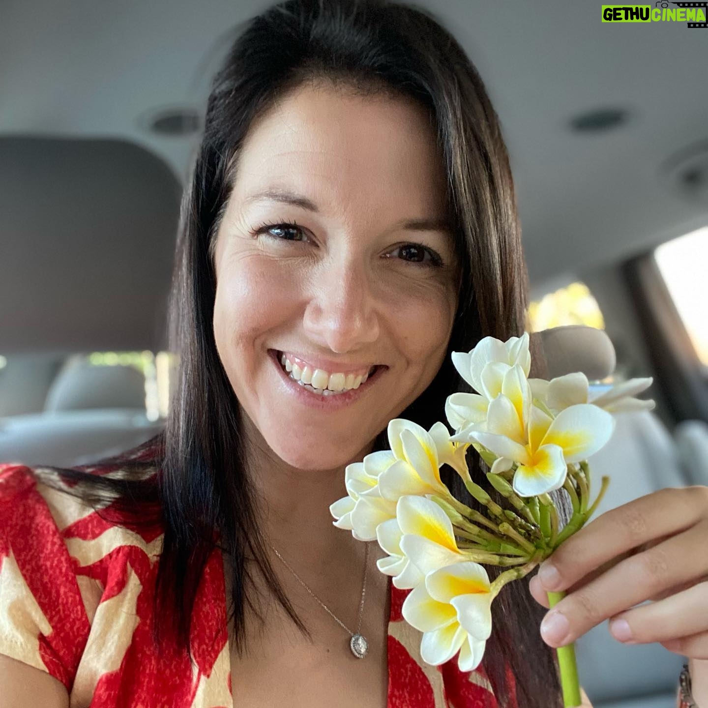 Alessandra Torre - 636 Likes - Find a man who will pick you flowers while he goes to get the car so he can pick you up at the curb. 😍
#15yearsandcounting #husbandgoals