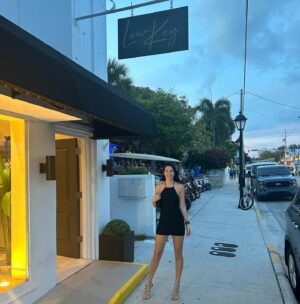 Alessandra Torre Instagram - Still waiting for #sweaterweather in #keywest but I’m not complaining! I love this dress, which I got at @lowkey.fashionhouse - my new favorite local store. 😍