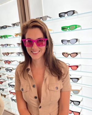 Alessandra Torre Instagram - I’m torn… Pink or tortoise shell? 👉 to see second option.