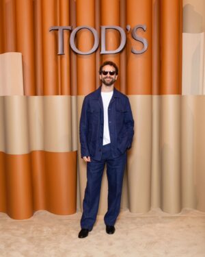 Alessandro Borghi Instagram - Grazie @tods.💙

Oggi anche nella doppia versione sera/mattina dopo.

Olè. 

#tods
#adv