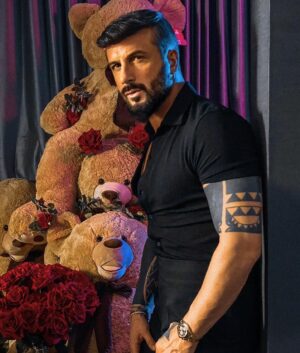 Alessio Instagram - Nun è mantene e prumesse o core❤️
#newsong #èsempel’urdemavota #love #top #stile #napulè #italy #febbraio #2022