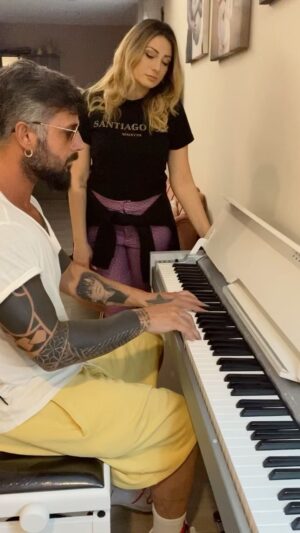 Alessio Instagram - “TO GIURO CA TE SPOSO” 
Live piano e voce versione  Top di Emiliana Cantone😍 
#newsong #super #bomba #live #pianoevoce #sposi #serenata #love #music #napulè #aprile2022