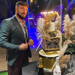 Alessio Instagram - Tanti auguri a me,
che spesso dimentico quanto sono speciale.
Auguro a me stesso il meglio che la vita ha da offrirmi.
Sono fiero di quello che sono e che voglio diventare.
In questo giorno speciale…
Buon compleanno a me stesso! 
#19ottobre #1983 #oggiilmiocompleanno #familia #love #amici #grazieatuttixgliauguri