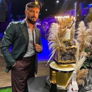 Alessio Instagram - Tanti auguri a me,
che spesso dimentico quanto sono speciale.
Auguro a me stesso il meglio che la vita ha da offrirmi.
Sono fiero di quello che sono e che voglio diventare.
In questo giorno speciale…
Buon compleanno a me stesso! 
#19ottobre #1983 #oggiilmiocompleanno #familia #love #amici #grazieatuttixgliauguri