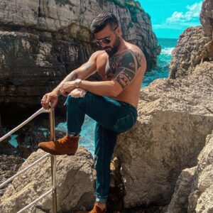 Alessio Instagram - La forza di volontà attraversa anche le rocce!!! #summertime #estate2021 #top #love #sorrento #soleemare