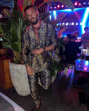 Alessio Instagram - 10 anni di noi sono la forza e la certezza di questo amore❤️🇬🇷Una serata indimenticabile 💫#mykonos #2023 #grecia #vacanze #love #noi #relax #lio #music #ballo #dance #fineagosto #followers #following #followｍe #follower #tøp #bääm