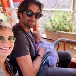 Álex Adróver Instagram - Feliz cumpleeeeeee mi vidaaaaaa!!! Pero qué bien te sienta cumplir años.
Esta versión tuya de 36 punto cero es insuperable!!! Cómo te agarras a la vida y no la sueltas, como luchas, cómo caes y te vuelves a levantar, cómo amas, con ríes, cómo disfrutas de lo importante, de las pequeñas cosas. Te superas todos los años pero este es tu año, un año para comerlo a bocados, y yo me ofrezco a ser una porción del pastel 🤣. TE QUIERO!!! ME ENCANTAS!!! ❤️❤️❤️
