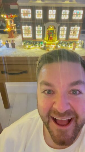 Alex Brooker Instagram - When I was drunk a couple of months ago I bought a light and sound kit for my Home Alone lego. It didn’t disappoint! Merry Christmas!!! 🎄🎅🏻🎄🎅🏻