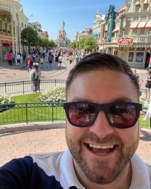 Alex Brooker Instagram - What an absolute belter June was! Disney, Soccer Aid, losing my mind at seeing the Ecto 1 and bare Aperol Spritz #photodump