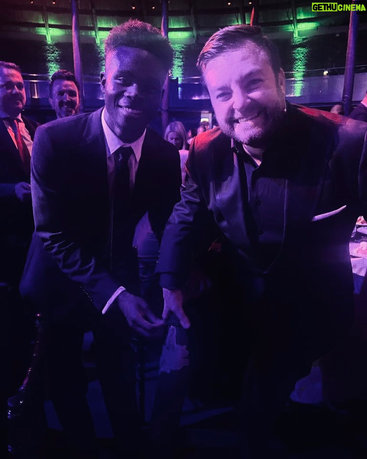 Alex Brooker - 3.6K Likes - They say never meet your heroes (and tell them you’ve got a picture of them on your prosthetic leg). Still buzzing from meeting @bukayosaka87 on Monday! What a great guy and what a player 🔥 #arsenal #saka #legtattoos