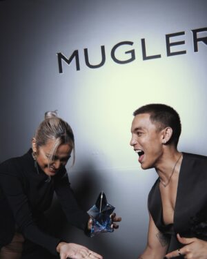 Alex Diaz Instagram - It’s an #AlienInvasion with @muglerofficial🌌🛸 
Swipe to witness the journey➡️👽

In @chynnamamawalatelier @homuradesign and @hm 

#muglerparty #mugler
#singapore #marinabaysands #AlienHypersense #MuglerAngel