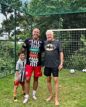 Alex Escobar Instagram - Hoje vovô Tuninho se juntou vestido de Batman! Eu de @athleticclubfutebol com @americarjoficial !