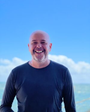 Alex Escobar Instagram - Boa semana pra gente! Com sorriso no rosto! Foto simpática com o objetivo de movimentar o feed uma égua e chegar a 580 mil seguidores.