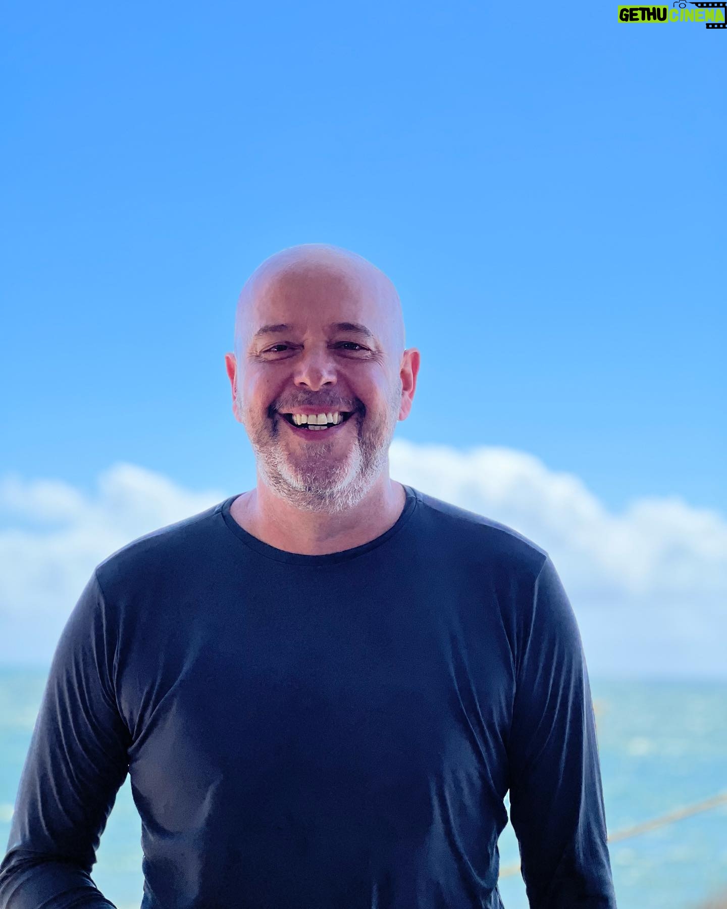 Alex Escobar - 2.5K Likes - Boa semana pra gente! Com sorriso no rosto! Foto simpática com o objetivo de movimentar o feed uma égua e chegar a 580 mil seguidores.