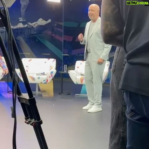 Alex Escobar - 2.6K Likes - Soltinho, leve, elegante e bem acompanhado no rolezão de Carnaval. Rolou até @anitta ! Meu amor foi me ver @thamineletaescobar , ganhei uma amiga @karinealveska . Até ano que vem ! @miltoncunhaoficial