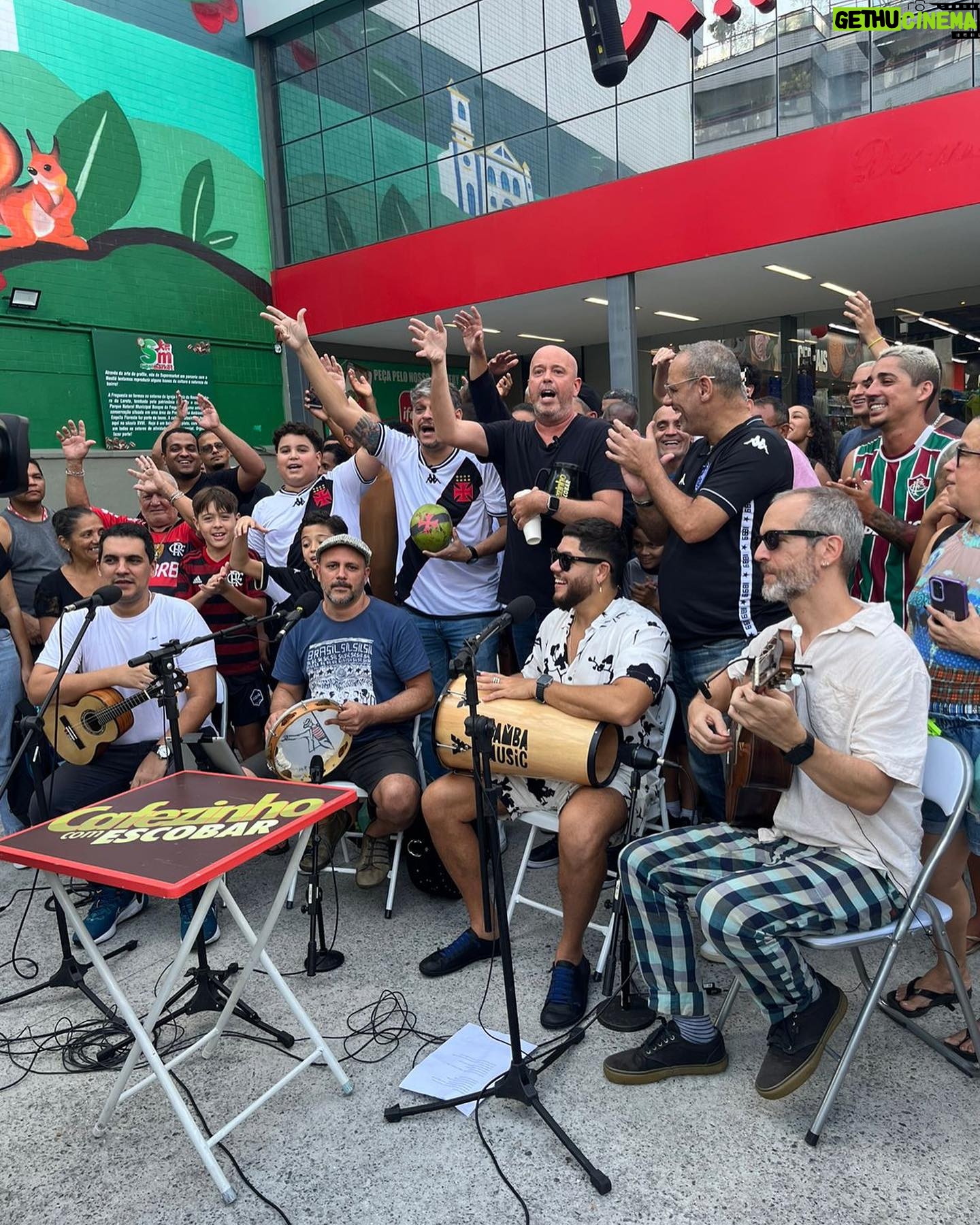 Alex Escobar - 1.9K Likes - Hoje no GE, tem a volta do Cafezinho!! Ontem estivemos com o povo da Freguesia em Jacarepaguá. Foi bom demais e você vê nessa terça-feira!