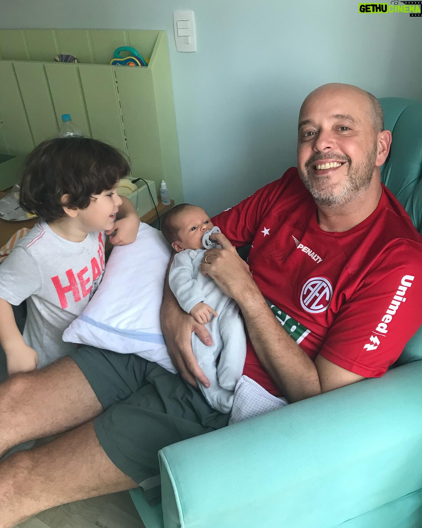 Alex Escobar - 13.9K Likes - Paternidade em 3 momentos. Não são fotos atuais (a primeira é óbvia). Geral crescendo!