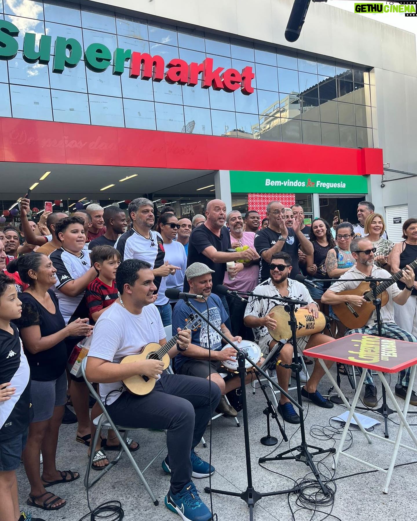 Alex Escobar - 1.9K Likes - Hoje no GE, tem a volta do Cafezinho!! Ontem estivemos com o povo da Freguesia em Jacarepaguá. Foi bom demais e você vê nessa terça-feira!