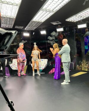 Alex Escobar Instagram - Soltinho, leve, elegante e bem acompanhado no rolezão de Carnaval. Rolou até @anitta ! Meu amor foi me ver @thamineletaescobar , ganhei uma amiga @karinealveska . Até ano que vem ! @miltoncunhaoficial