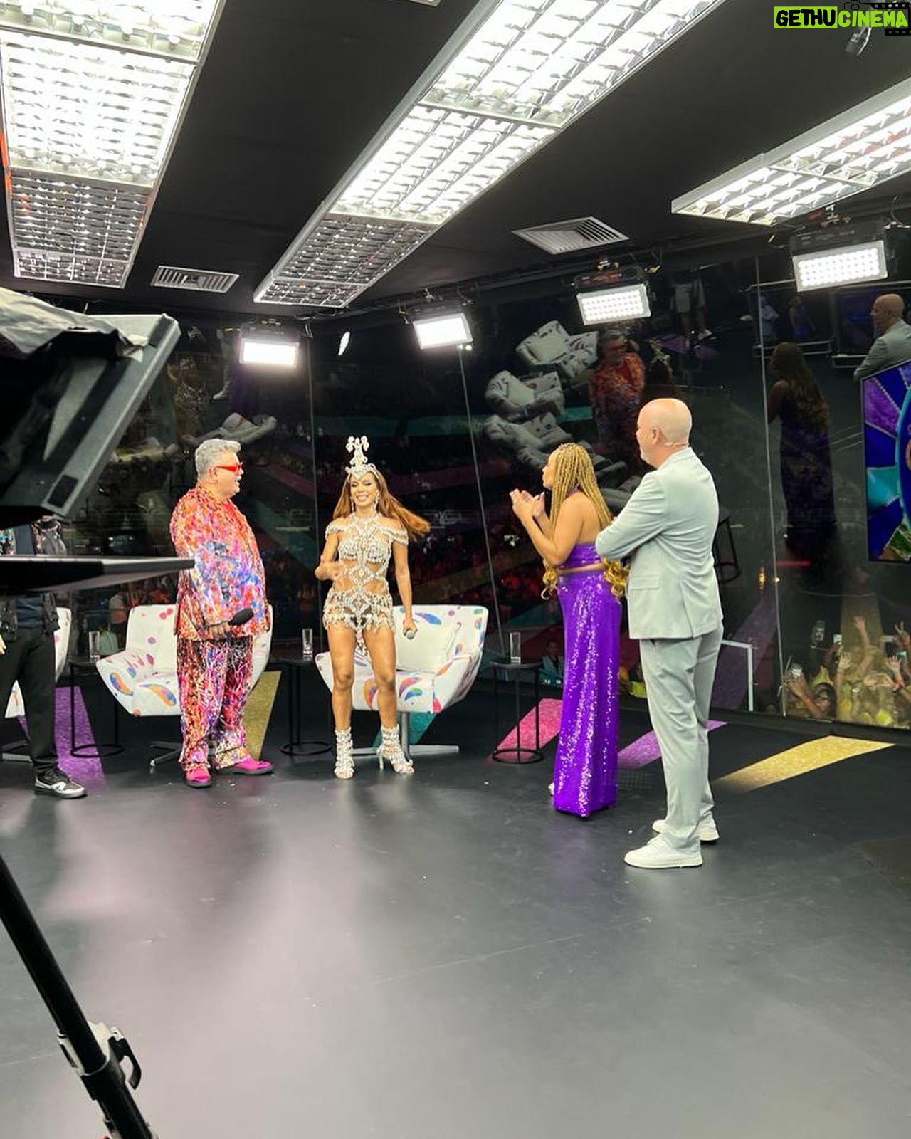 Alex Escobar - 2.6K Likes - Soltinho, leve, elegante e bem acompanhado no rolezão de Carnaval. Rolou até @anitta ! Meu amor foi me ver @thamineletaescobar , ganhei uma amiga @karinealveska . Até ano que vem ! @miltoncunhaoficial