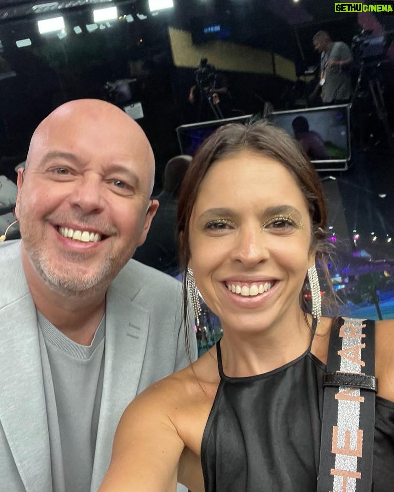 Alex Escobar - 2.6K Likes - Soltinho, leve, elegante e bem acompanhado no rolezão de Carnaval. Rolou até @anitta ! Meu amor foi me ver @thamineletaescobar , ganhei uma amiga @karinealveska . Até ano que vem ! @miltoncunhaoficial
