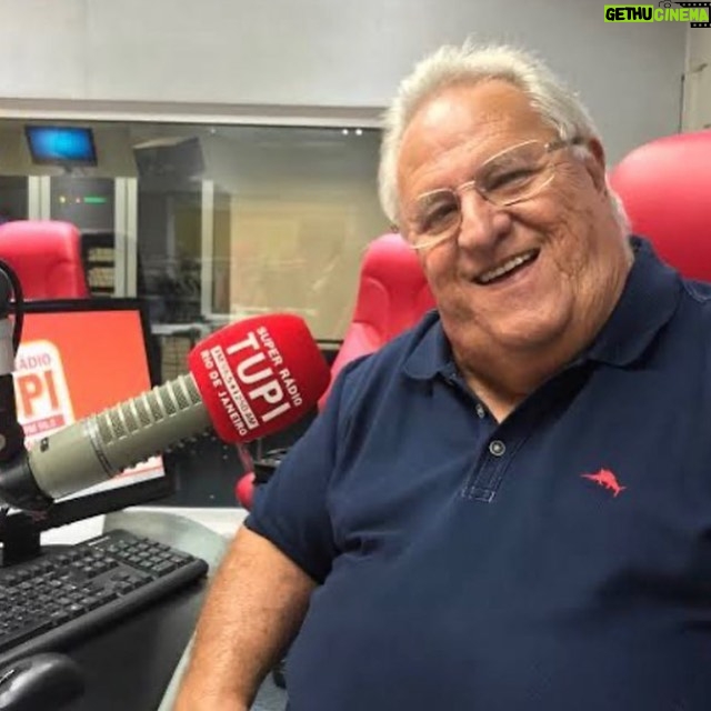 Alex Escobar - 5.1K Likes - Washington Rodrigues, Apolinho. Minha referência e inspiração. Contribuiu muito para meu amor pelo futebol e pela comunicação. Falava de um jeito simples e claro. Tinha a simpatia na voz. Letrinhas subindo, velho Apolo…Esteja em paz.