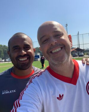 Alex Escobar Instagram - Dois grandes personagens do nosso futebol contribuindo com o nosso @americarjoficial . @oficialjuliocesar_ ex-lateral esquerdo de vários times grandes e massagista campeão do mundo pela nossa Seleção. Máximo respeito!