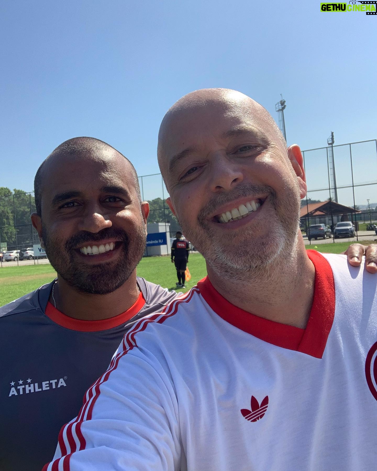 Alex Escobar - 3.1K Likes - Dois grandes personagens do nosso futebol contribuindo com o nosso @americarjoficial . @oficialjuliocesar_ ex-lateral esquerdo de vários times grandes e massagista campeão do mundo pela nossa Seleção. Máximo respeito!