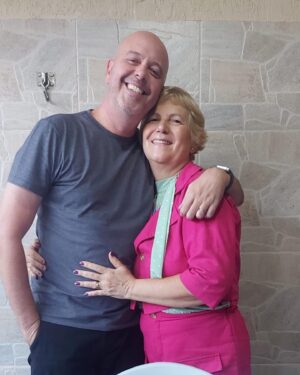 Alex Escobar Instagram - Hoje celebramos a vida da tia @sandra.escobar.164. Ir à Bangu é reforçar minha raiz, mexer em lembranças, me dá paz. Em familia, fica ainda mais especial. Tenho orgulho dos meus, da nossa história.