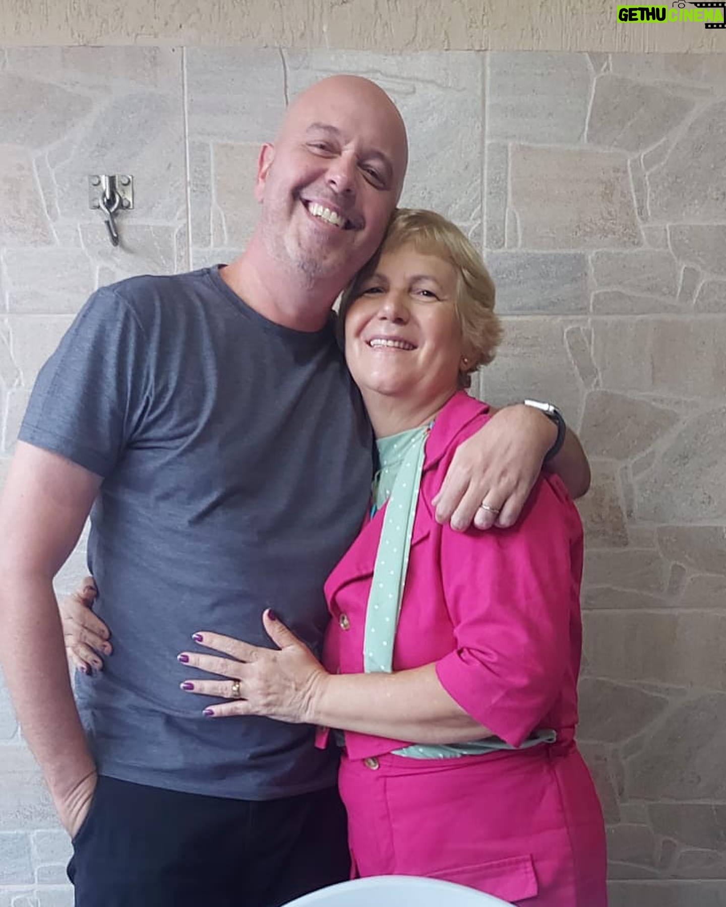 Alex Escobar - 2.8K Likes - Hoje celebramos a vida da tia @sandra.escobar.164. Ir à Bangu é reforçar minha raiz, mexer em lembranças, me dá paz. Em familia, fica ainda mais especial. Tenho orgulho dos meus, da nossa história.