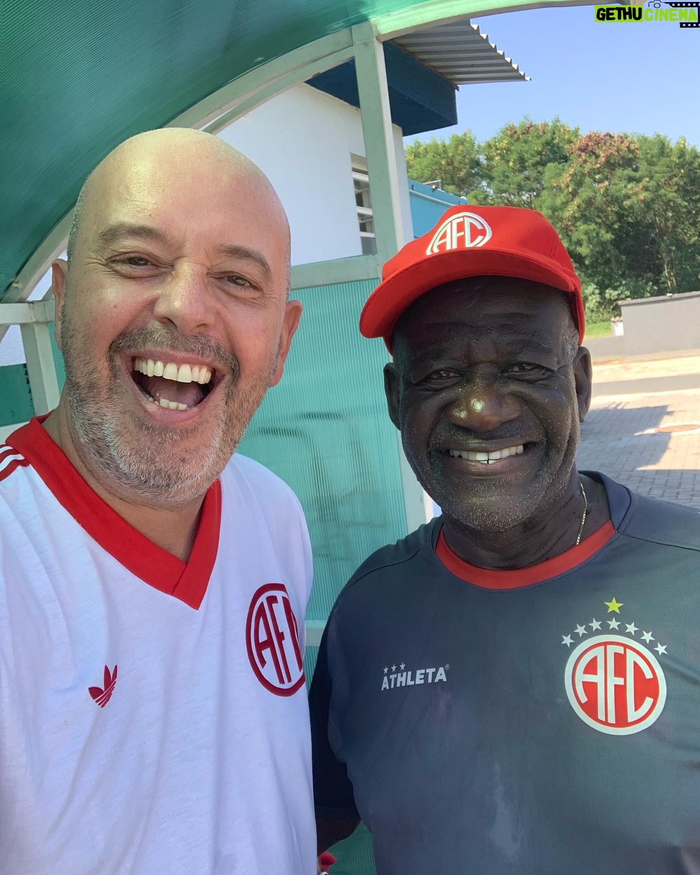 Alex Escobar - 3.1K Likes - Dois grandes personagens do nosso futebol contribuindo com o nosso @americarjoficial . @oficialjuliocesar_ ex-lateral esquerdo de vários times grandes e massagista campeão do mundo pela nossa Seleção. Máximo respeito!