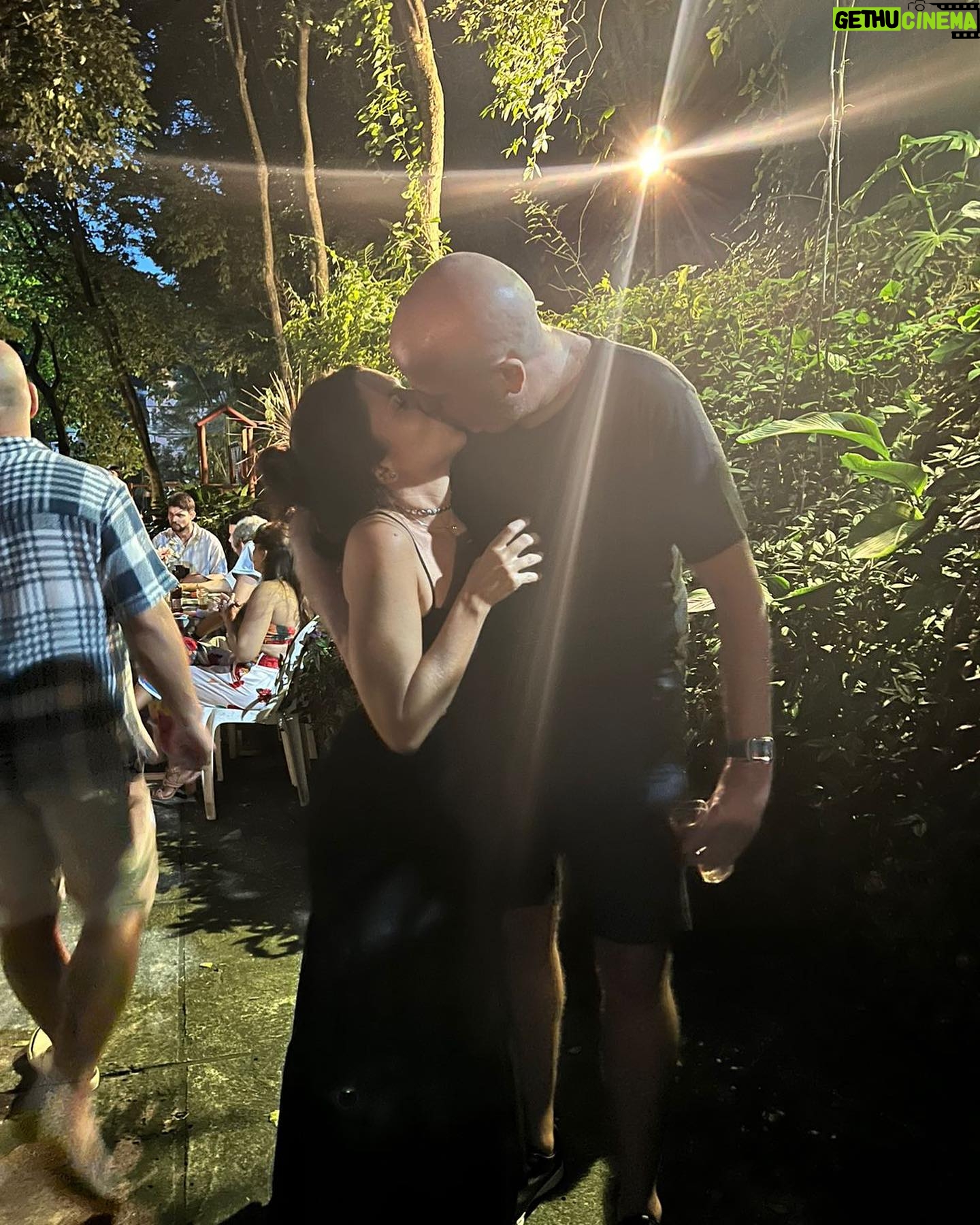 Alex Escobar - 2.6K Likes - Eu quero me enrolar nos seus cabelos, abraçar seu corpo inteiro…morrer de amor, de amor me perder. @thamineletaescobar é muito minha namorada! ❤️