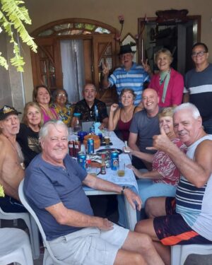 Alex Escobar Instagram - Hoje celebramos a vida da tia @sandra.escobar.164. Ir à Bangu é reforçar minha raiz, mexer em lembranças, me dá paz. Em familia, fica ainda mais especial. Tenho orgulho dos meus, da nossa história.