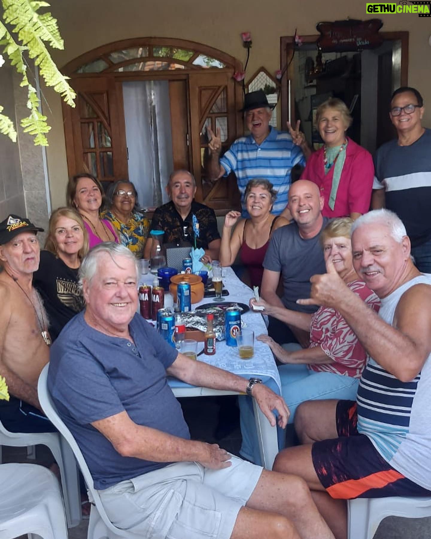 Alex Escobar - 2.8K Likes - Hoje celebramos a vida da tia @sandra.escobar.164. Ir à Bangu é reforçar minha raiz, mexer em lembranças, me dá paz. Em familia, fica ainda mais especial. Tenho orgulho dos meus, da nossa história.
