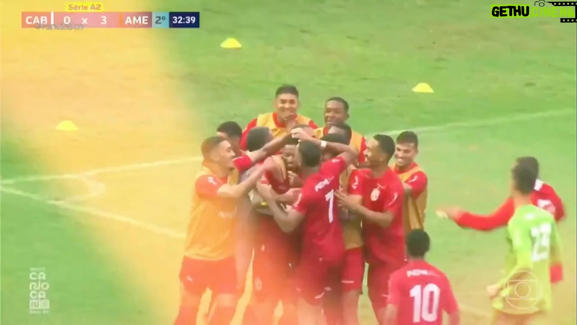 Alex Escobar - 3.1K Likes - O campeonato está só começando, eu sei. Sobe apenas um time é temos que respeitar todo mundo. Mas…poder colocar o @americarjoficial no @showdavida , ver vitórias contundentes é um jogador como @andreefelipe9 vestindo essa camisa é bom demais. Estou baladizado!