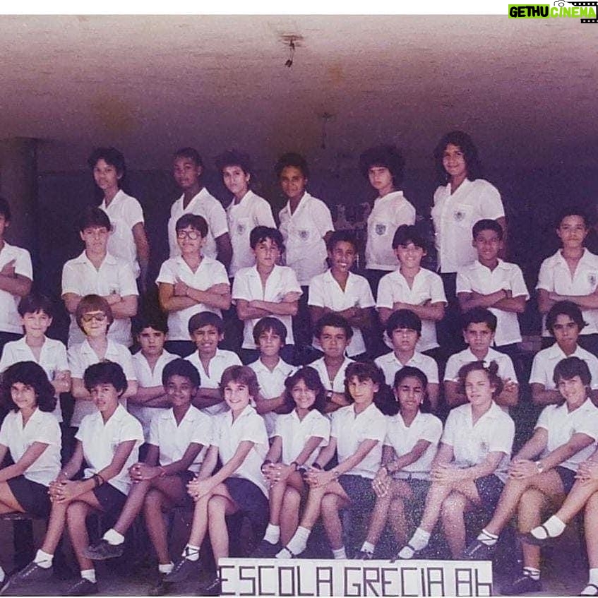 Alex Escobar - 2.8K Likes - #TBT Vale a pena postar de novo! Antes de morar em Bangu, morei na Vila da Penha e tive a sorte de estudar na escola municipal Grécia nos anos de 1985 e 1986. Fui feliz alí. Consegue me achar nessa foto?