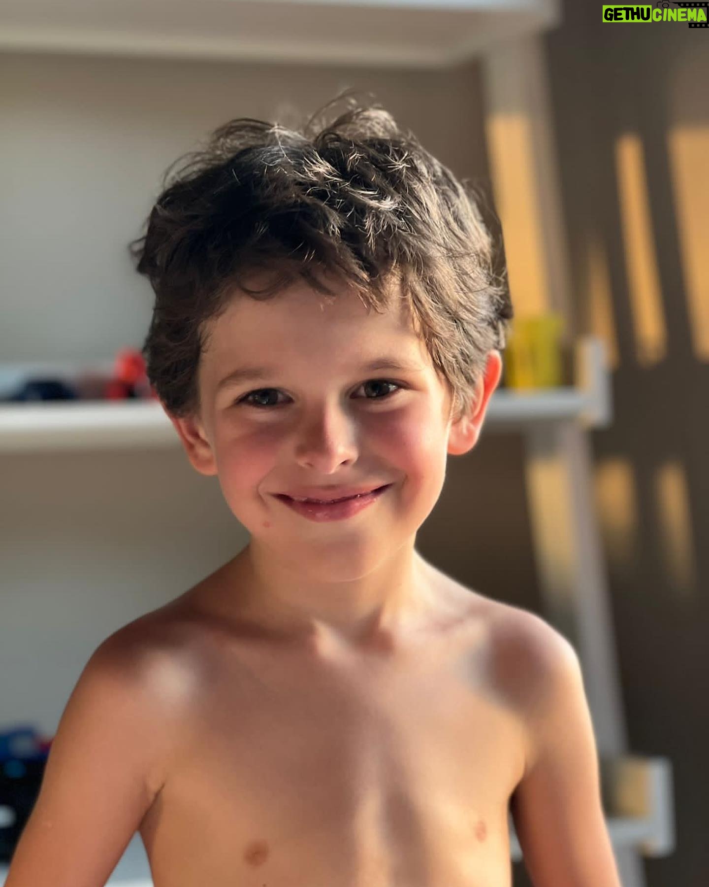 Alex Escobar - 2.6K Likes - Hoje o Chico faz 8 anos. De luz, sorrisos, abraços…Chico é um presente. Muito amor ❤️ Deus acompanhe o Chico em cada momento da vida dele. Amém.