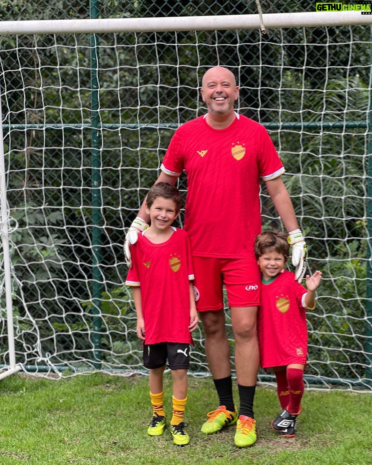 Alex Escobar - 3.7K Likes - Futebol no Escobarzão foi com a galera bem vestida de @vilanovafc . Presentaço!