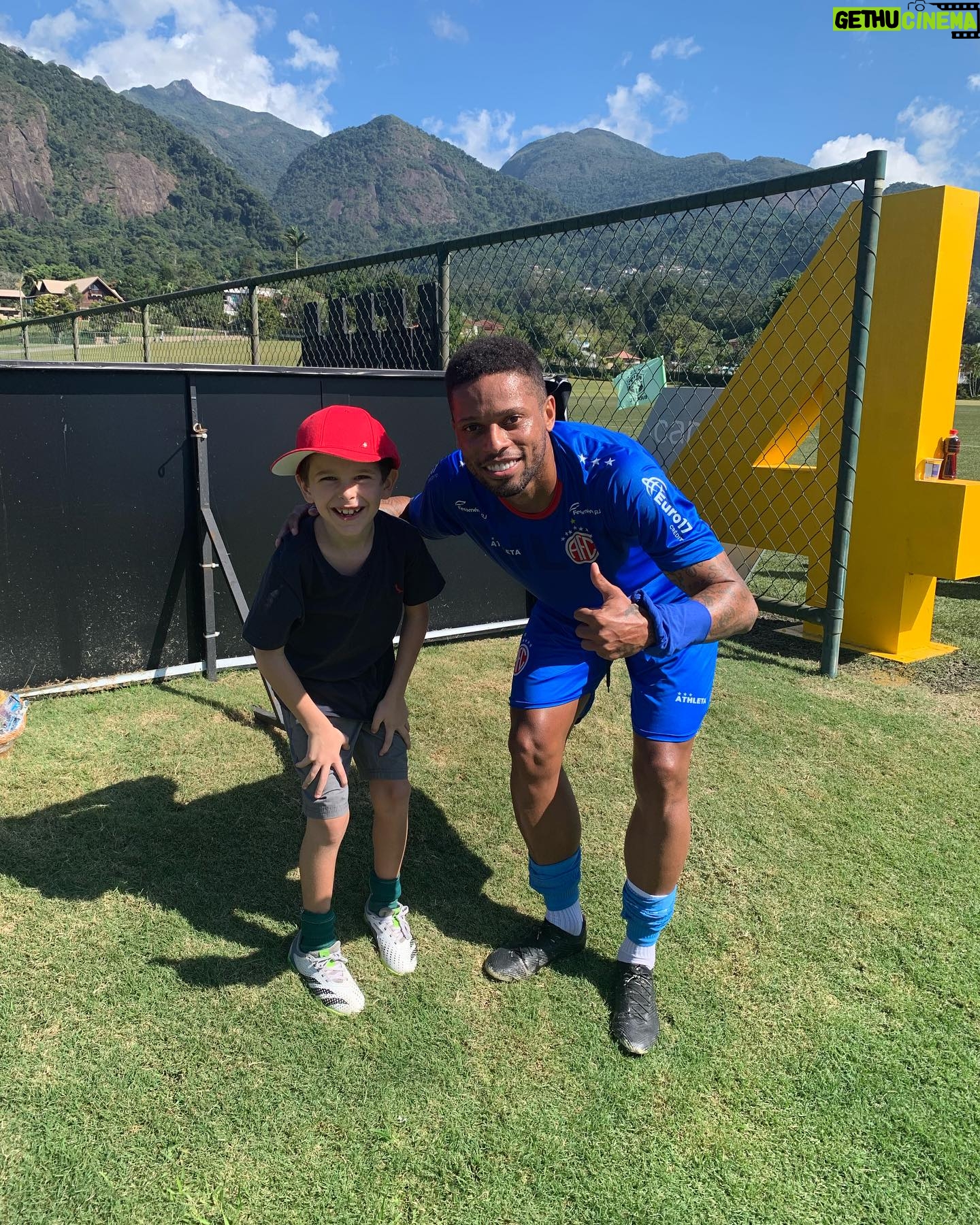 Alex Escobar - 2.1K Likes - Dia de @americarjoficial . Pré-temporada na Granja Comary. Time grande! @romariofaria @andreefelipe9