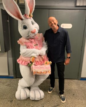 Alex Escobar Instagram - O coelhinho do SUPERMARKET e Dona coelha.